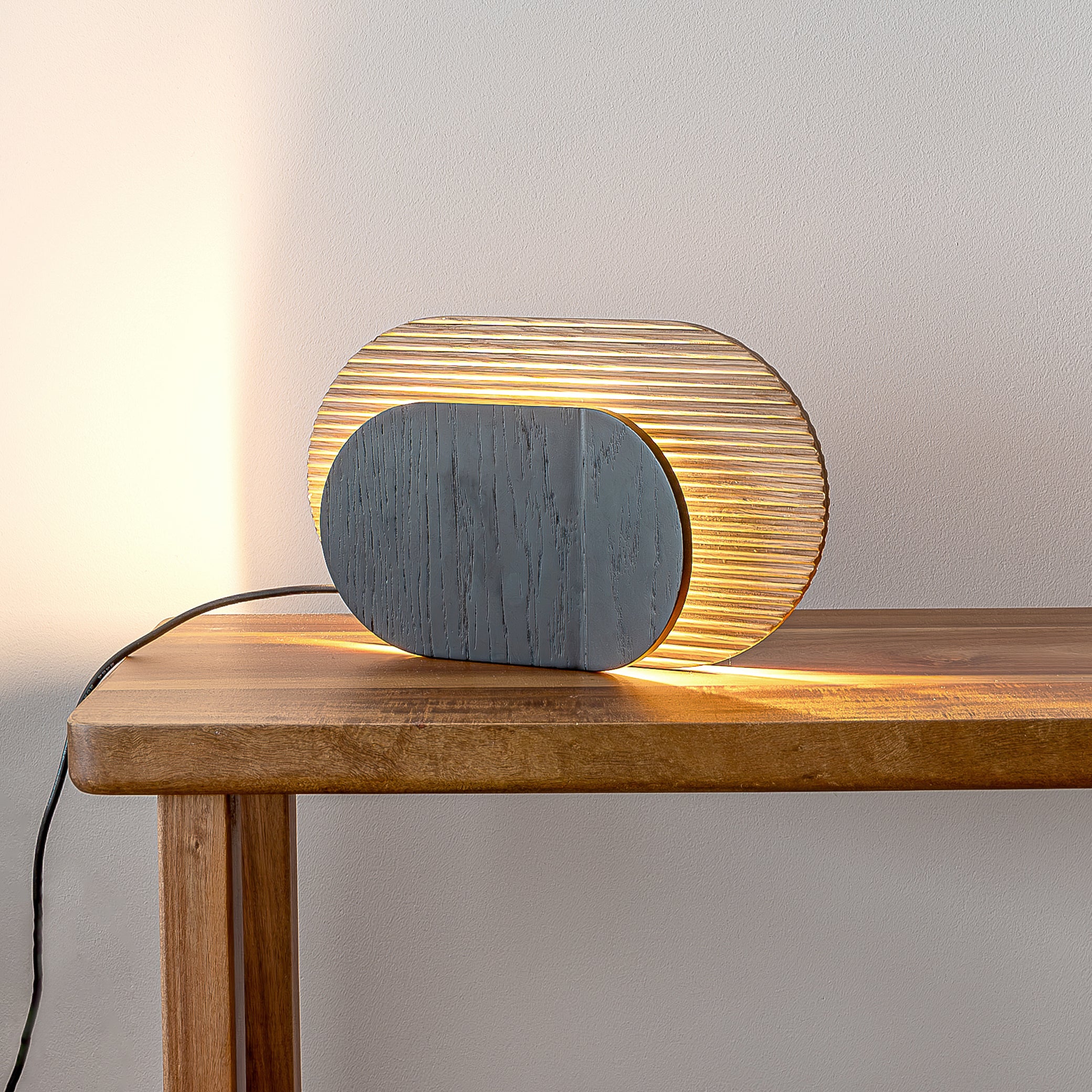 Lampe de table Lua · Petit chêne & noir – Woodendot